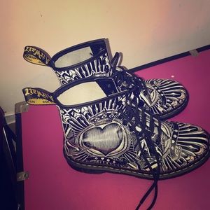Dr. Marten skull boots